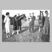 094-0105 Familie Ernst Schoel im Jahre 1930 auf Besuch bei seinem Bruder in Asslacken. Rechts im Bild Wilhelm Schoel, Ernst Schoel mit Tochter Ruth auf dem Arm.jpg